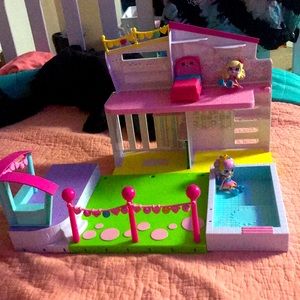 Shopkins pool house comes with two characters